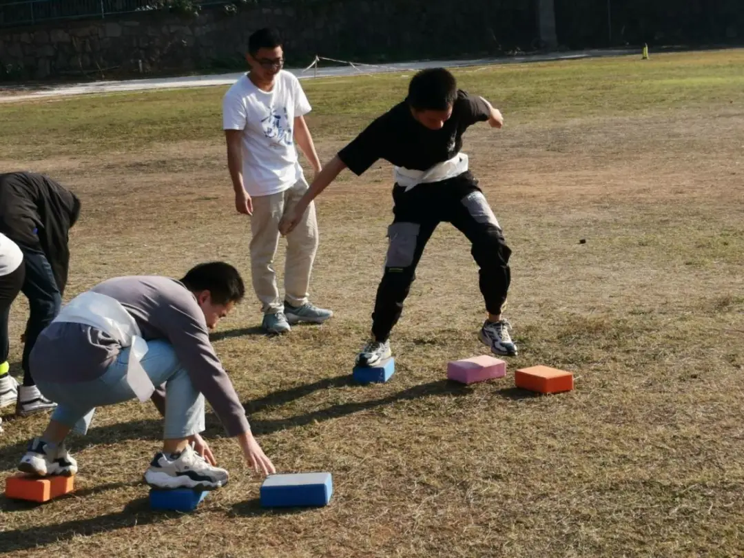 幼儿两人三足游戏规则_两人两足游戏的好处_两人双足游戏规则