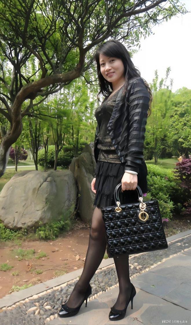 被女人用丝袜塞在嘴里的视频_被女人用丝袜塞在嘴里的视频_被女人用丝袜塞在嘴里的视频