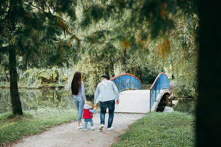 家庭过河游戏_过河家游戏人物图片_一家人过河游戏