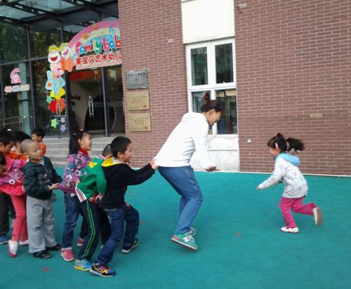 幼儿园户外游戏跳绳,幼儿园户外跳绳游戏乐趣无限”