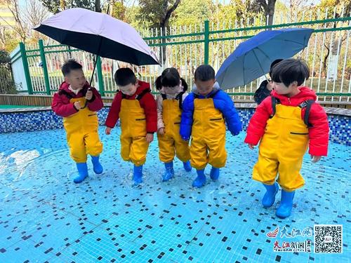 瓶子倒水的 